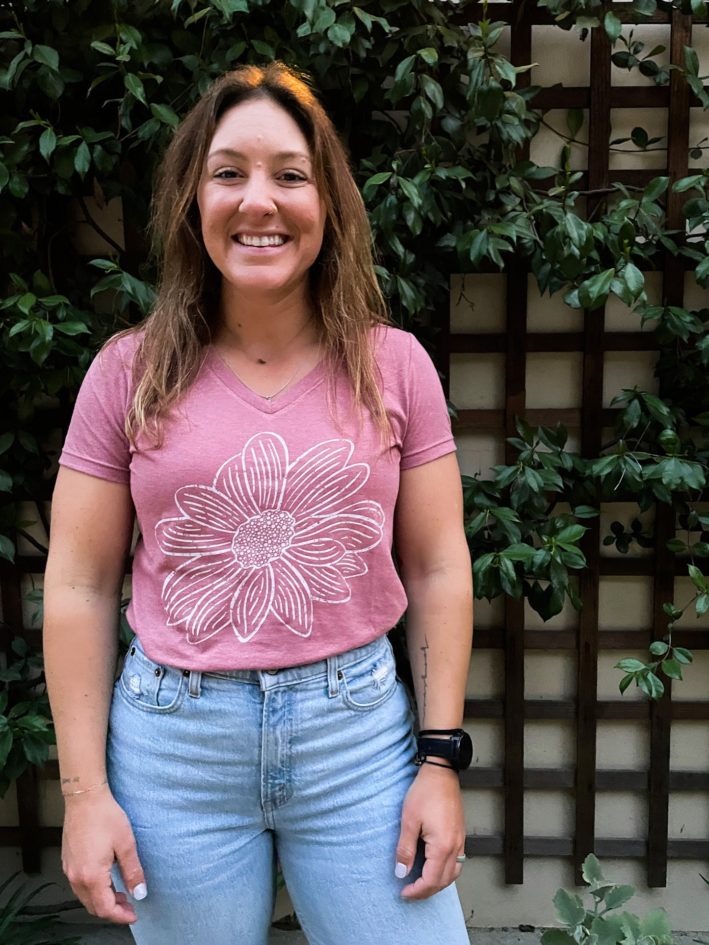 Daisy Ladies V Tee in Heathered Blush
